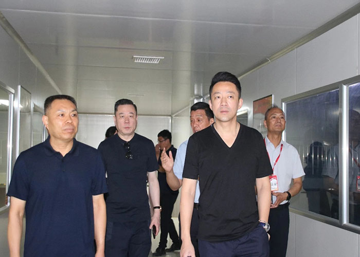 麻六记汪小菲考察“酸辣粉之都”，与丽星共议创新和发展